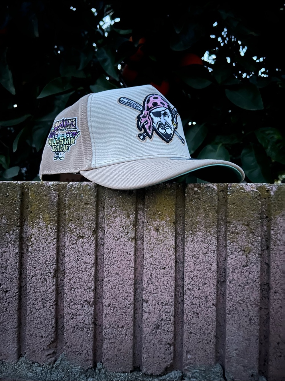 PITTSBURGH PIRATES CURVED BILL SNAPBACK HAT